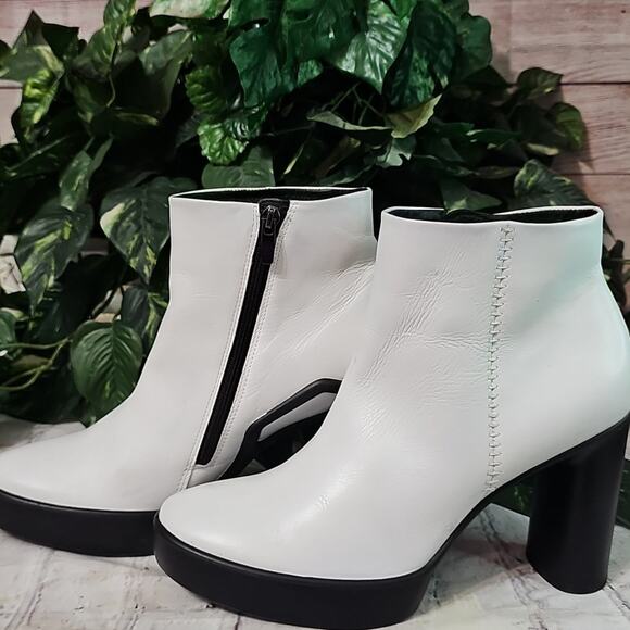 Ecco Shoes - Ecco Runway Inspired Shape Sculpted Motion 75 White Ankle Boots 42